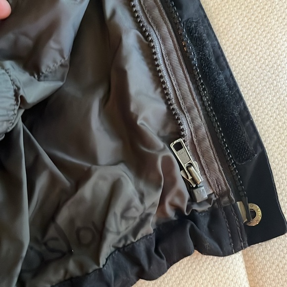 The North Face Men’s Outer Shell Jacket - Versatile and Durable - Picture 4 of 5